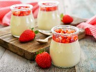 Рецепта Панакота с ягоди, прясно мляко и кисело мляко (десерт с желатин)